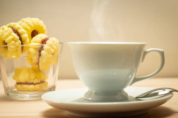 Eine Tasse Kaffee Mit Einem Haufen Butterkekse Bestreut Mit Zucker — Stockfoto