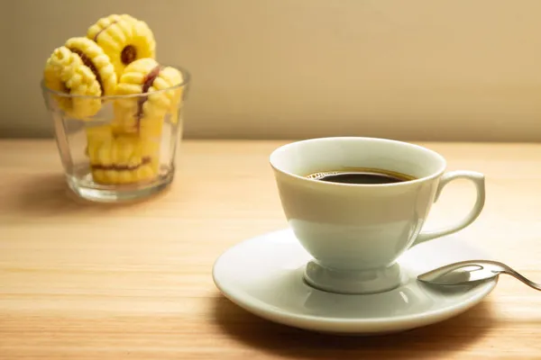 Una Taza Café Con Montón Galletas Mantequilla Espolvoreadas Con Azúcar — Foto de Stock