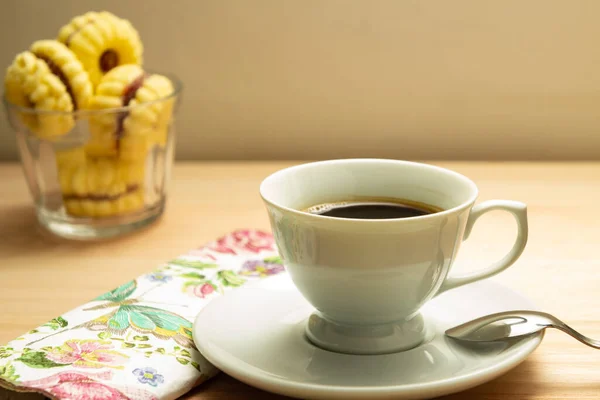 Чашка Кофе Кучей Печенья Посыпанного Сахаром Деревянную Поверхность — стоковое фото