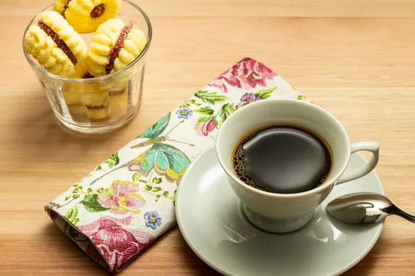 Una Taza Café Con Montón Galletas Mantequilla Espolvoreadas Con Azúcar — Foto de Stock