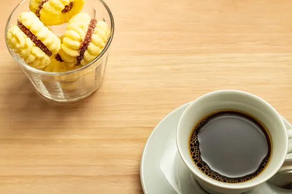 Una Taza Café Con Montón Galletas Mantequilla Espolvoreadas Con Azúcar — Foto de Stock