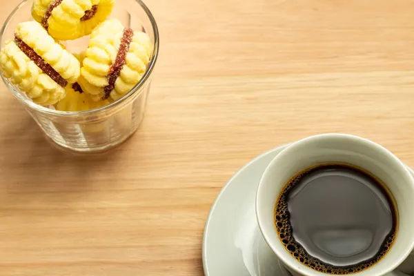 Una Taza Café Con Montón Galletas Mantequilla Espolvoreadas Con Azúcar — Foto de Stock