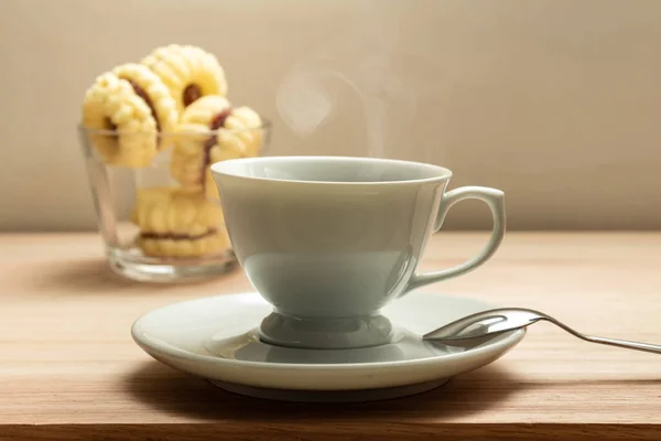 Чашка Кофе Кучей Печенья Посыпанного Сахаром Деревянную Поверхность — стоковое фото
