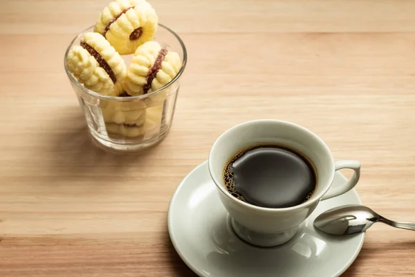 Una Taza Café Con Montón Galletas Mantequilla Espolvoreadas Con Azúcar — Foto de Stock