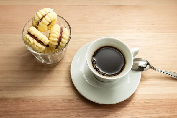 Una Taza Café Con Montón Galletas Mantequilla Espolvoreadas Con Azúcar — Foto de Stock