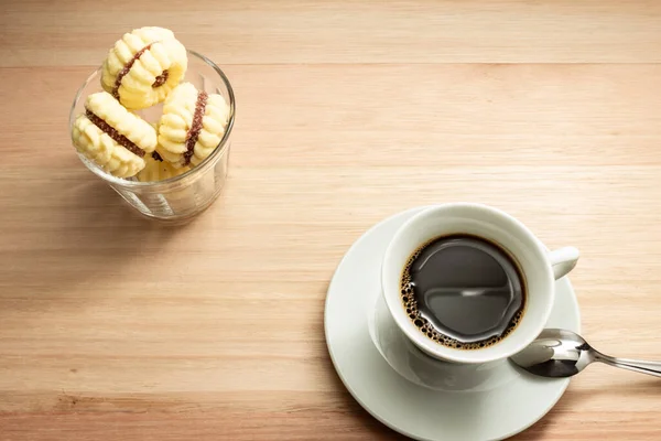 Una Taza Café Con Montón Galletas Mantequilla Espolvoreadas Con Azúcar — Foto de Stock