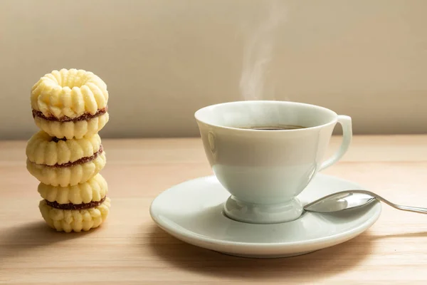 Una Taza Café Con Montón Galletas Mantequilla Espolvoreadas Con Azúcar — Foto de Stock