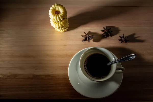 Ένα Φλιτζάνι Καφέ Ένα Σωρό Βουτυρένια Μπισκότα Πασπαλισμένα Ζάχαρη Μια — Φωτογραφία Αρχείου
