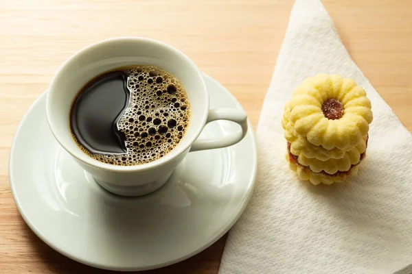 Una Taza Café Con Dos Galletas Mantequilla Salpicadas Azúcar Sobre — Foto de Stock