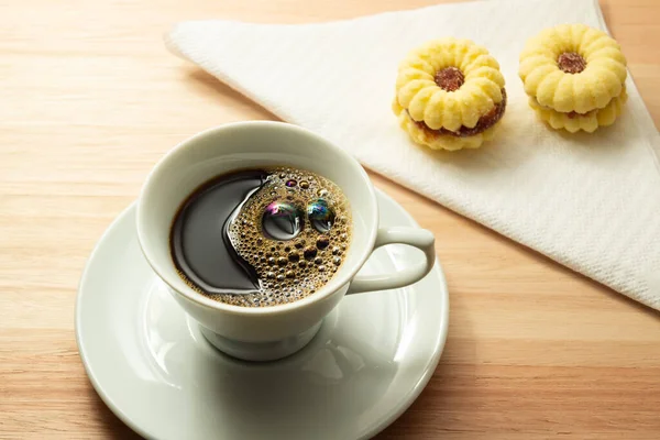 Eine Tasse Kaffee Mit Zwei Mit Zucker Bestreuten Butterkeksen Auf — Stockfoto