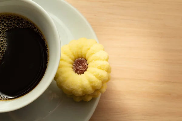 Taza Café Con Una Galleta Mantequilla Espolvoreada Con Azúcar Sobre — Foto de Stock