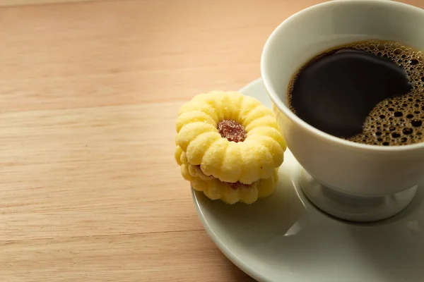 Чашка Кофе Масляным Печеньем Посыпанным Сахаром Деревянную Поверхность — стоковое фото