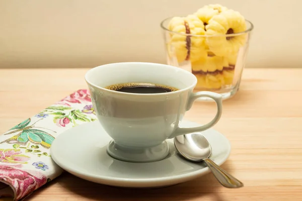 Una Taza Café Con Montón Galletas Mantequilla Espolvoreadas Con Azúcar — Foto de Stock