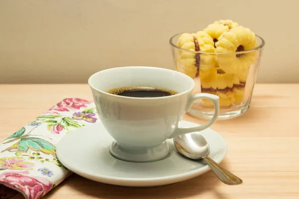 Una Taza Café Con Montón Galletas Mantequilla Espolvoreadas Con Azúcar — Foto de Stock