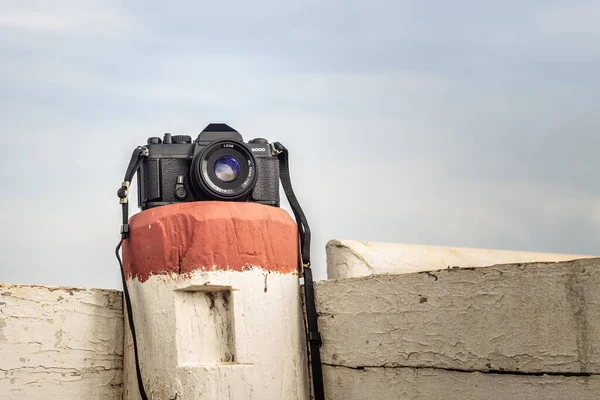 Eine Alte Filmkamera Über Einem Weiß Gestrichenen Zaun Mit Braunen — Stockfoto