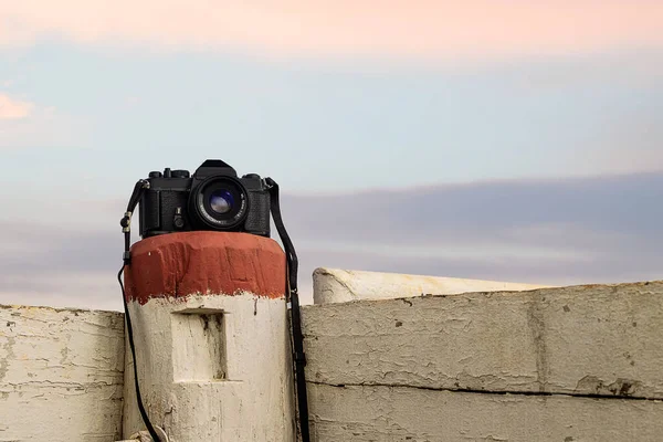 Eine Alte Filmkamera Über Einem Weiß Gestrichenen Zaun Mit Braunen — Stockfoto