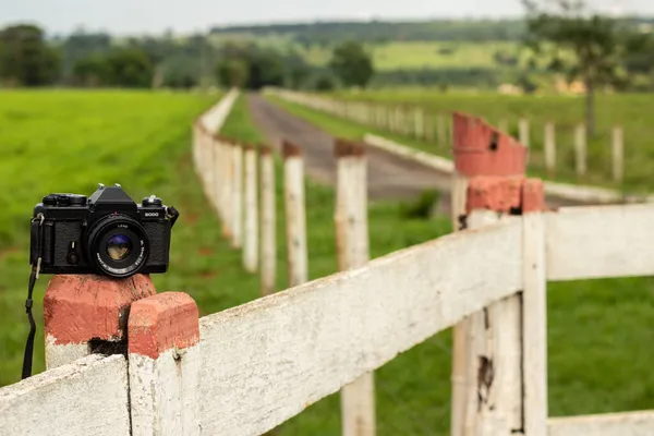 Eine Alte Filmkamera Über Einem Weiß Gestrichenen Zaun Mit Braunen — Stockfoto