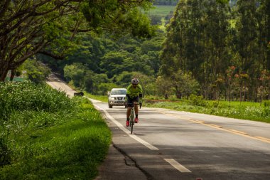 Otoyolda pedal çeviren bir bisikletçi. Gois 'deki GO-462 otoyolunun bir bölümünün manzarası.