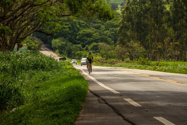 Ein Radfahrer Der Auf Der Autobahn Die Pedale Tritt Landschaft — Stockfoto