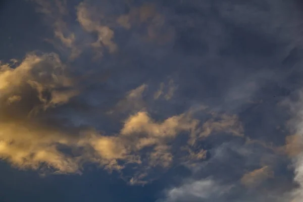 Arany Felhők Nap Ragyogásával Esti Égbolton — Stock Fotó