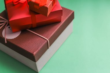  Yeşil bir yüzey üzerinde metin için alanı olan hediye kutuları yığını.