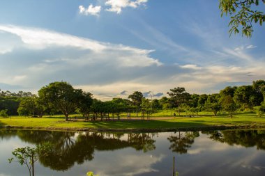  Goiania şehrindeki Leoldio di Ramos Caiado Parkı 'nın öğleden sonra manzarası..