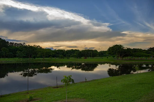 Sen Eftermiddag Utsikt Över Leoldio Ramos Caiado Park Staden Goiania — Stockfoto