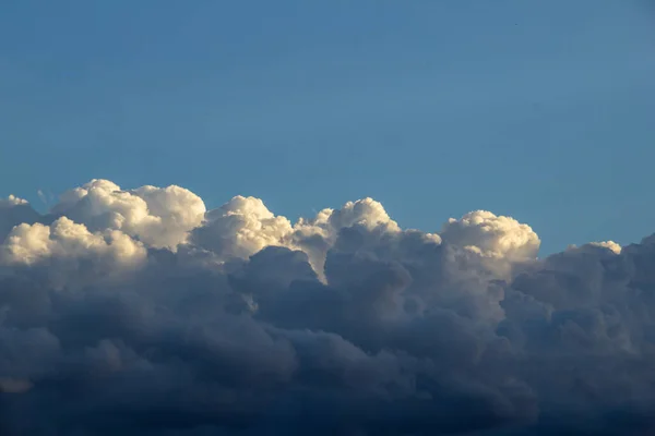 Néhány Bolyhos Felhő Késő Délutáni Kék Égen Felhős Nap — Stock Fotó