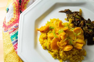 Pequi posası ve soya kabuğu etli beyaz bir tabak. Vejetaryen yemeği. Pequi, Brezilya 'nın orta bölgesinde yetişen tipik bir meyvedir. Caryocar brasiliense.