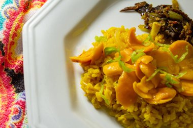 Pequi posası ve soya kabuğu etli beyaz bir tabak. Vejetaryen yemeği. Pequi, Brezilya 'nın orta bölgesinde yetişen tipik bir meyvedir. Caryocar brasiliense.