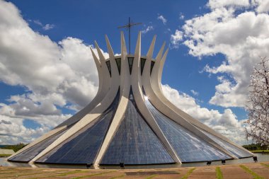 Bulutlu bir öğleden sonra Brasilia Metropolitan Katedrali. (Katedral Metropolitana Nossa Senyora Aparecida).