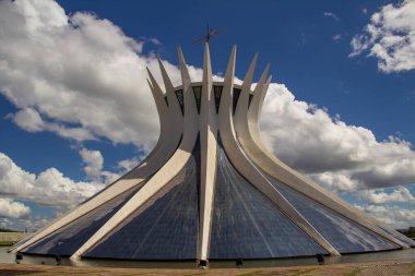 Bulutlu bir öğleden sonra Brasilia Metropolitan Katedrali. (Katedral Metropolitana Nossa Senyora Aparecida).