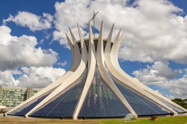Bulutlu bir öğleden sonra Brasilia Metropolitan Katedrali. (Katedral Metropolitana Nossa Senyora Aparecida).