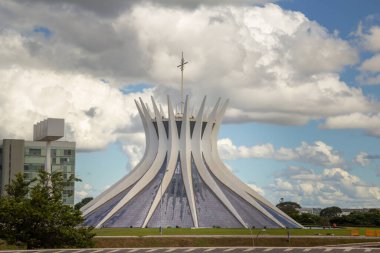 Bulutlu bir öğleden sonra Brasilia Metropolitan Katedrali. (Katedral Metropolitana Nossa Senyora Aparecida).