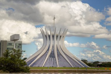 Bulutlu bir öğleden sonra Brasilia Metropolitan Katedrali. (Katedral Metropolitana Nossa Senyora Aparecida).