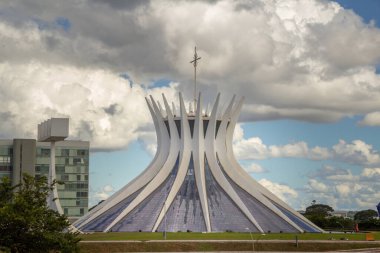 Bulutlu bir öğleden sonra Brasilia Metropolitan Katedrali. (Katedral Metropolitana Nossa Senyora Aparecida).