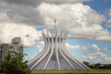 Bulutlu bir öğleden sonra Brasilia Metropolitan Katedrali. (Katedral Metropolitana Nossa Senyora Aparecida).