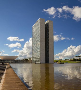 Ulusal Kongre Sarayı 'nın şehir manzarası, açık bir günde, parlak güneş ve bulutlu gökyüzü.