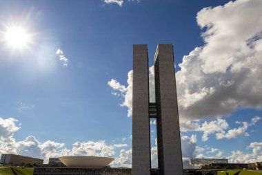 Ulusal Kongre Sarayı 'nın şehir manzarası, açık bir günde, parlak güneş ve bulutlu gökyüzü.