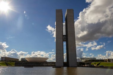 Ulusal Kongre Sarayı 'nın şehir manzarası, açık bir günde, parlak güneş ve bulutlu gökyüzü.