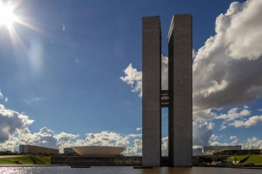 Ulusal Kongre Sarayı 'nın şehir manzarası, açık bir günde, parlak güneş ve bulutlu gökyüzü.