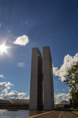 Ulusal Kongre Sarayı 'nın şehir manzarası, açık bir günde, parlak güneş ve bulutlu gökyüzü.
