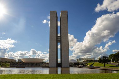 Ulusal Kongre Sarayı 'nın şehir manzarası, açık bir günde, parlak güneş ve bulutlu gökyüzü.