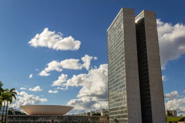 Ulusal Kongre Sarayı 'nın şehir manzarası, açık bir günde, parlak güneş ve bulutlu gökyüzü.