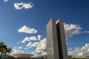 Ulusal Kongre Sarayı 'nın şehir manzarası, açık bir günde, parlak güneş ve bulutlu gökyüzü.