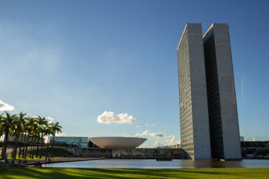 Ulusal Kongre Sarayı 'nın açık bir günde bulutlu bir gökyüzü ayrıntısı..