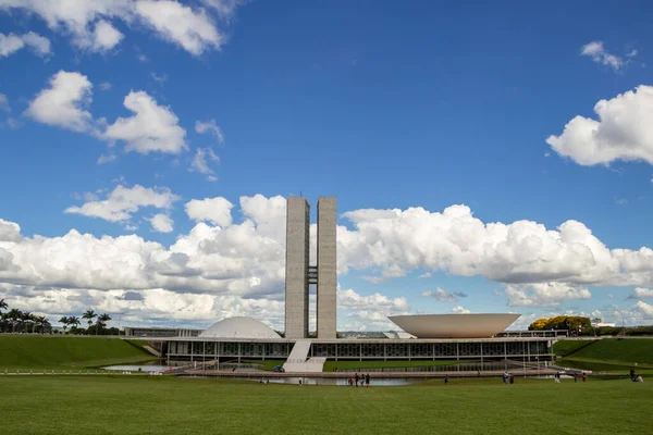 Ulusal Kongre Sarayı 'nın şehir manzarası, açık bir günde, parlak güneş ve bulutlu gökyüzü.