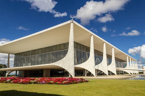 Braslia 'daki Planalto Sarayı, Brezilya. Burası Cumhurbaşkanlığı Makamı 'nın bulunduğu yer. Mimar Oscar Niemeyer 'in bir çalışması..
