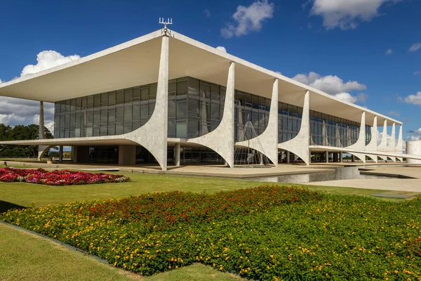 Braslia 'daki Planalto Sarayı, Brezilya. Burası Cumhurbaşkanlığı Makamı 'nın bulunduğu yer. Mimar Oscar Niemeyer 'in bir çalışması..