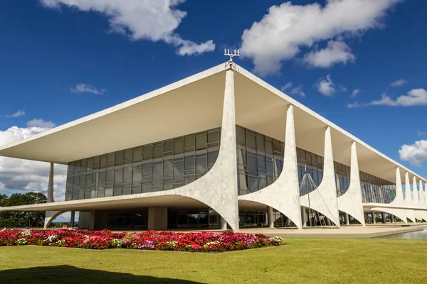 Braslia 'daki Planalto Sarayı, Brezilya. Burası Cumhurbaşkanlığı Makamı 'nın bulunduğu yer. Mimar Oscar Niemeyer 'in bir çalışması..